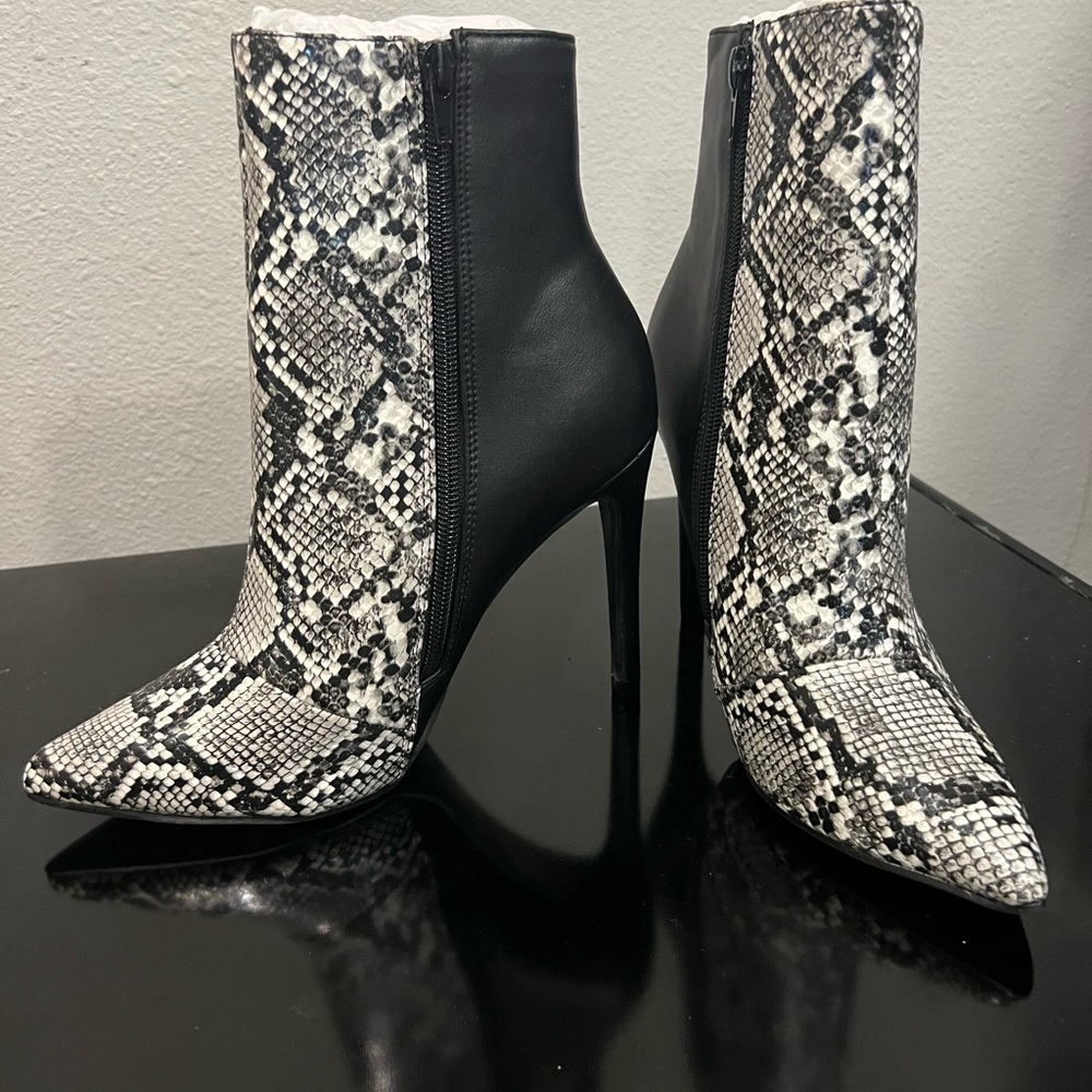Snakeskin Patterned Black Ankle Boots